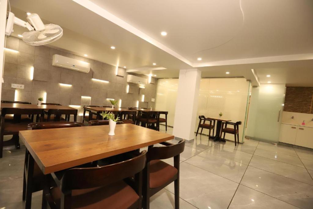Hotel Ambica Palace Aiims New Delhi - Couple Friendly Local Id Accepted Экстерьер фото